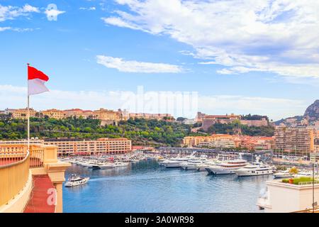 Paesaggio urbano del Principato di Monaco, yacht a Port Hercules vista aerea e bandiera del Principato di Monaco. Costa Azzurra, Europa. Foto Stock