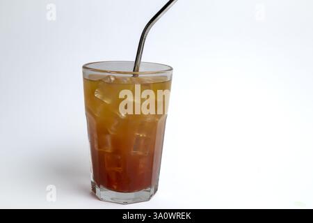 Bevanda rinfrescante con cannuccia di metallo Foto Stock