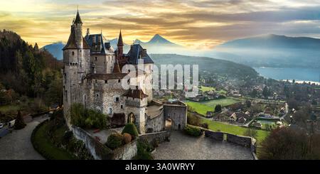 I castelli medievali più belli della Francia - Menthon situato vicino al lago Annecy. vista panoramica aerea del tramonto con drone Foto Stock