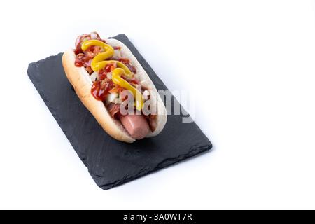 Hot dog di Sonora. Tradizionale hot dog messicano isolato su sfondo bianco Foto Stock