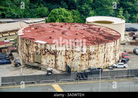Charlotte Amalie, Saint St. Thomas, Isole Vergini americane USVI, porto crocieristico Havensight, porto Charlotte Amalie, Mar dei Caraibi, serbatoi industriali, arrugginiti Foto Stock
