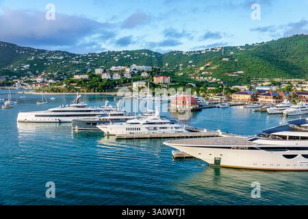 Charlotte Amalie, Saint St. Thomas, Isole Vergini americane USVI, Yacht Haven grande Marina, Long Bay Charlotte Amalie Harbor, Mar dei Caraibi, St Thomas Highlands Foto Stock