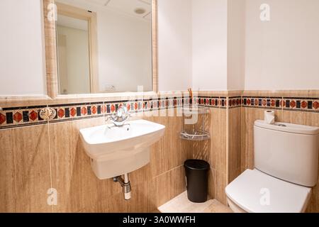 un'immagine di una piccola toilette e lavandino per gli ospiti nella casa vacanze Foto Stock