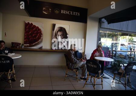 Persone che bevono al Coffee Shop Voula Atene Attica Grecia Foto Stock