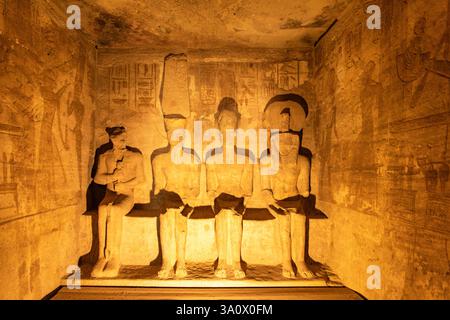 Abu Simbel, Egitto; 18 gennaio 2024: Esplora l'interno mozzafiato del Tempio di Ramses ad Abu Simbel, Egitto. Scopri i segreti di questa ancie Foto Stock