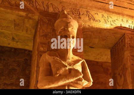 Abu Simbel, Egitto; 18 gennaio 2024: Tuffati nel cuore dell'interno del Tempio di Ramses ad Abu Simbel, Egitto. Prova la potenza e le majes Foto Stock