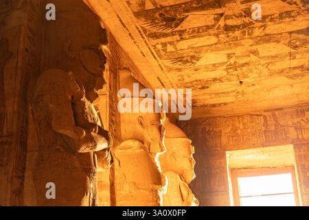 Abu Simbel, Egitto; 18 gennaio 2024: Viaggio attraverso i magnifici interni del Tempio di Ramses ad Abu Simbel, Egitto. Osserva la grandezza. Foto Stock