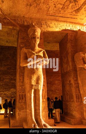 Abu Simbel, Egitto; 18 gennaio 2024: Testimone della brillantezza architettonica dell'interno del Tempio di Ramses ad Abu Simbel, Egitto. Ammirate la sua. Foto Stock