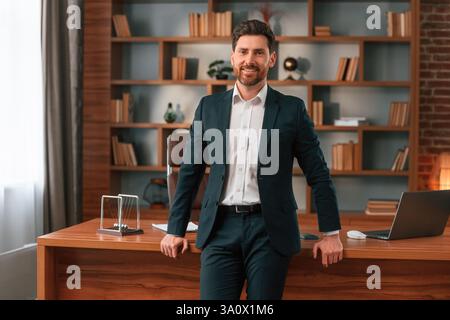 L'uomo d'affari in abiti formali lavora al chiuso. Foto Stock