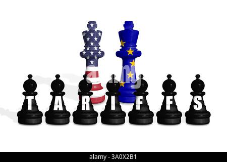 Scacchi fatti da bandiere statunitensi ed europee su sfondo bianco con TARIFFE Foto Stock