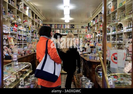 Un negozio di alimentari vecchio stile in Rue Sainte-Anne.Paris.France Foto Stock