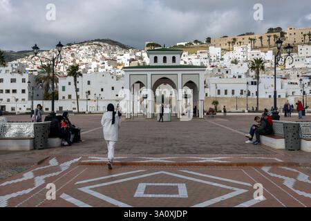 Tetouan, una città nel nord del Marocco, è soprannominata "la colomba bianca" a causa della sua medina imbiancata e delle sue influenze culturali spagnole. Foto Stock
