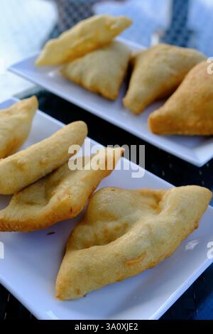 Empanadas fritte servite in un ristorante. San Pedro, Ambergris Caye, Belize Foto Stock