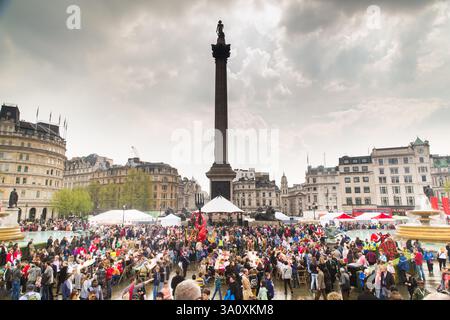 Una grande folla si riunisce a Trafalgar Square, Londra, per un festival gastronomico, probabilmente una fiera di strada. Foto Stock