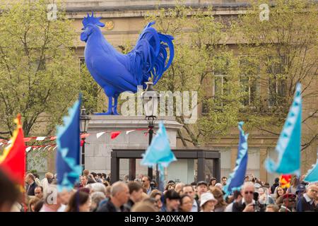Una grande folla si riunisce a Trafalgar Square, Londra Foto Stock