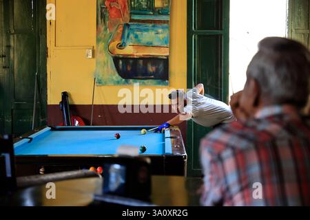 Persone che giocano a biliardo nel Club la Dalia, uno storico club di biliardo dagli anni '1900 situato nel centro storico di San Salvador. El Salvador Foto Stock