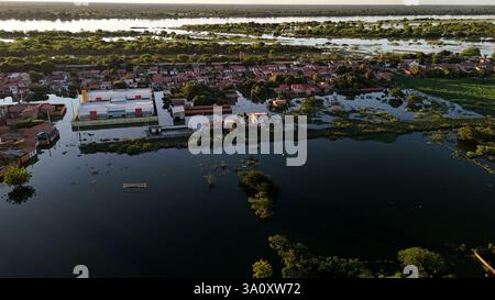 bom jesus da lapa, bahia, brasile - 19 gennaio 2025: Zona allagata a causa dell'inondazione del fiume Sao Francisco nella città di Bom Jesus da Lapa. Foto Stock