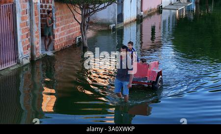 bom jesus da lapa, bahia, brasile - 19 gennaio 2025: Zona allagata a causa dell'inondazione del fiume Sao Francisco nella città di Bom Jesus da Lapa. Foto Stock