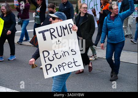Sacramento, CA U.S.A. - 4 marzo 2025: Un partecipante detiene un segno Trump is Putin's Puppet su Capitol Mall durante la democrazia del 4 marzo 50501. Foto Stock