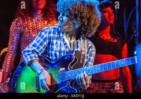 23 gennaio 2015: Il chitarrista Brandon 'Taz' Niederauer ospite con George Clinton e Parliament-Funkadelic ad una performance durante il NAMM Show ad Anaheim, California. Dietro di lui ci sono (l-r) Kim Manning e Scottie Clinton. Foto Stock