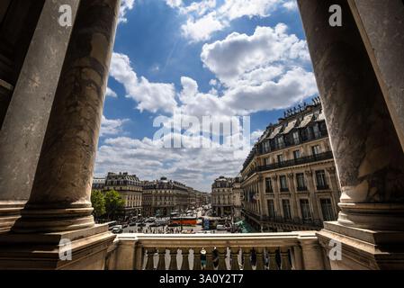 Architettura Haussmanniana classica vista dal balcone dell'Opéra Garnier - Parigi, Francia Foto Stock