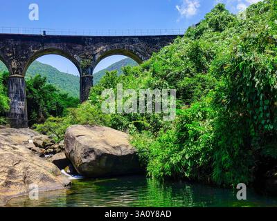 Ponte ferroviario Don CA sul passo di hai Van, che collega la città di da Nang con la città di Hue. Foto Stock