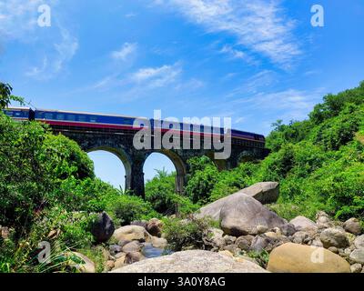Ponte ferroviario Don CA sul passo di hai Van, che collega la città di da Nang con la città di Hue. Foto Stock