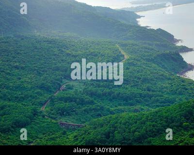 Ponte ferroviario Don CA sul passo di hai Van, che collega la città di da Nang con la città di Hue. Foto Stock