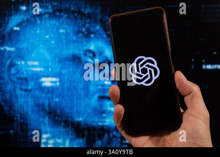 BOGOTÀ, COLOMBIA - 05 MARZO 2025 uno smartphone con logo Chat GPT e sfondo di intelligenza artificiale Foto Stock