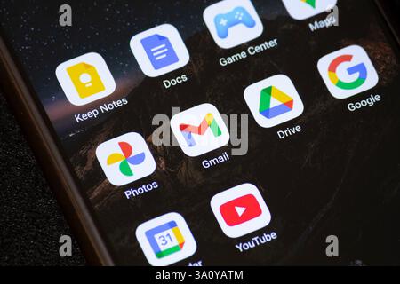 BOGOTA, COLOMBIA - 05 MARZO 2025 foto macro di uno smartphone con icona dell'app Gmail Foto Stock