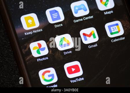BOGOTA, COLOMBIA - 5 MARZO 2025 foto macro di uno smartphone con icona dell'app Google Drive Foto Stock