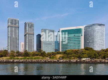 Giardini Hamarikyu, un tempo sede della villa di Tokugawa Ieyasu a Tokyo, Giappone, il 5 aprile 2017. FOTO ROB GILHOOLY Foto Stock