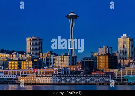 Lo Space Needle, icona di Seattle, visto da un traghetto che attraversa Puget Sound, Washington State, USA Foto Stock
