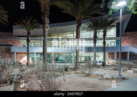 University of California, Riverside UCR Palm Desert Center di notte con finestre e luci accese Foto Stock