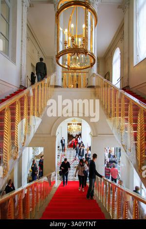 Grande scalinata (escalier Murat) del Palazzo dell'Élysée alias Hôtel d'Evreux, la residenza ufficiale del Presidente della Repubblica francese a Parigi, fra Foto Stock