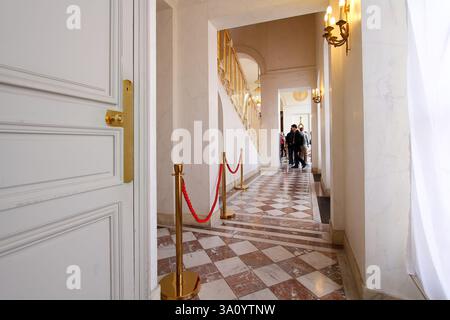 Grande scalinata (escalier Murat) del Palazzo dell'Élysée alias Hôtel d'Evreux, la residenza ufficiale del Presidente della Repubblica francese a Parigi, fra Foto Stock