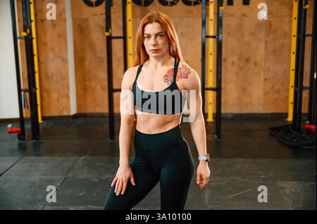 Ritratto di una bella donna forte che è in palestra. Foto Stock
