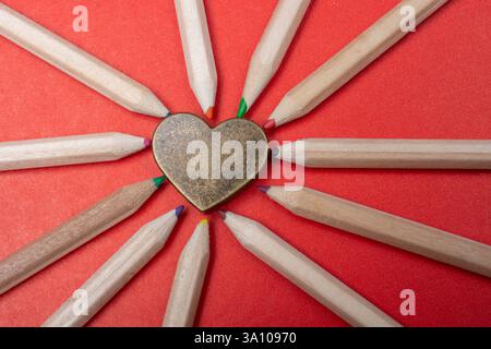 Cuore con matite multicolore affilate Foto Stock