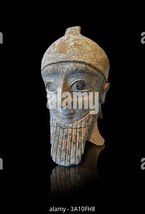 Antico periodo arcaico greco-cipriota dipinto statua in terracotta testa di un maschio con un casco conico, trovato nel distretto di Idalion di Nicosia a Cipro, 7 Foto Stock