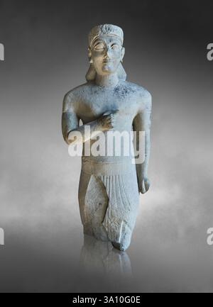 Antica statua greco-cipriota di un maschio con diadema di rosetta. Lo stile e il loincloth sono influenzati dagli stili delle statue eguptiane. Vi secolo a.C. Forund Foto Stock