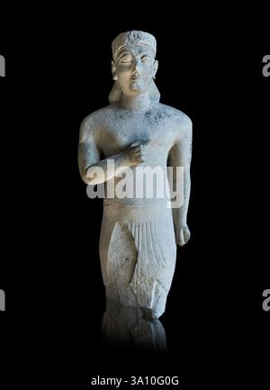 Antica statua greco-cipriota di un maschio con diadema di rosetta. Lo stile e il loincloth sono influenzati dagli stili delle statue eguptiane. Vi secolo a.C. Forund Foto Stock