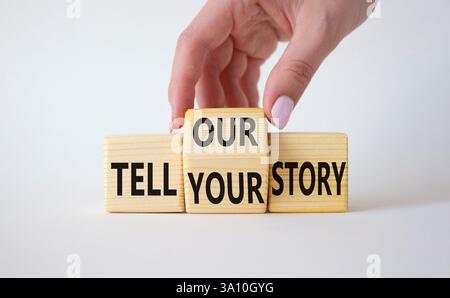 Raccontate il vostro simbolo o la nostra storia. L'uomo d'affari trasforma i cubi di legno e cambia le parole racconta la tua storia per raccontare la nostra storia. Splendido sfondo bianco Foto Stock