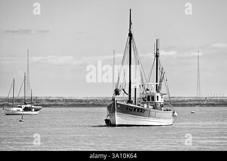 Intorno al Regno Unito - Una barca da pesca ormeggiata sul fiume ore a Orford Ness Foto Stock
