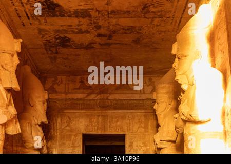 Abu Simbel, Egitto; 18 gennaio 2024: Entra nell'imponente interno del Tempio di Ramses ad Abu Simbel, Egitto, lungo il Nilo. Foto Stock