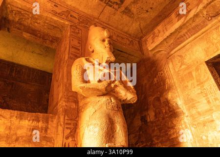 Abu Simbel, Egitto; 18 gennaio 2024: Scopri la grandezza dell'interno del Tempio di Ramses ad Abu Simbel, Egitto, vicino al Nilo. Scopri. Foto Stock