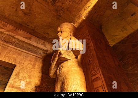 Abu Simbel, Egitto; 18 gennaio 2024: Tuffati nel cuore dell'interno della Sacra sala del Tempio di Ramses ad Abu Simbel, Egitto. Foto Stock