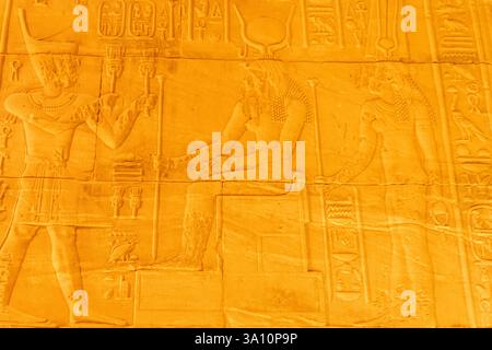 Abu Simbel, Egitto; 18 gennaio 2024: Svelare i misteri dell'antico Egitto con i geroglifici all'interno del Tempio di Ramses ad Abu Simbel, Egitto. Foto Stock