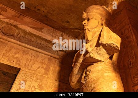 Abu Simbel, Egitto; 18 gennaio 2024: Scopri le meraviglie nascoste dell'interno della Sacra sala del Tempio di Ramses ad Abu Simbel, Egitto. Foto Stock