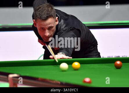 Hong Kong, Cina. 6 marzo 2025. David Gilbert d'Inghilterra gioca un tiro durante la partita del secondo turno contro Neil Robertson dell'Australia allo Snooker World Grand Prix 2025 a Hong Kong, nel sud della Cina, 6 marzo 2025. Crediti: Lo Ping fai/Xinhua/Alamy Live News Foto Stock