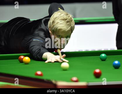 Hong Kong, Cina. 6 marzo 2025. Neil Robertson dell'Australia gioca un tiro durante la partita del secondo turno contro David Gilbert dell'Inghilterra allo Snooker World Grand Prix 2025 a Hong Kong, nella Cina meridionale, il 6 marzo 2025. Crediti: Lo Ping fai/Xinhua/Alamy Live News Foto Stock